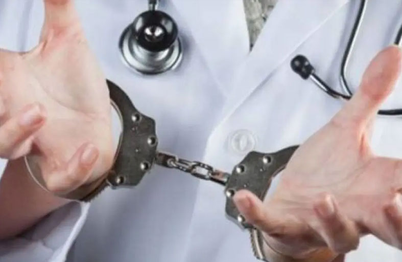 القبض على طبيب يصور النساء سراً 