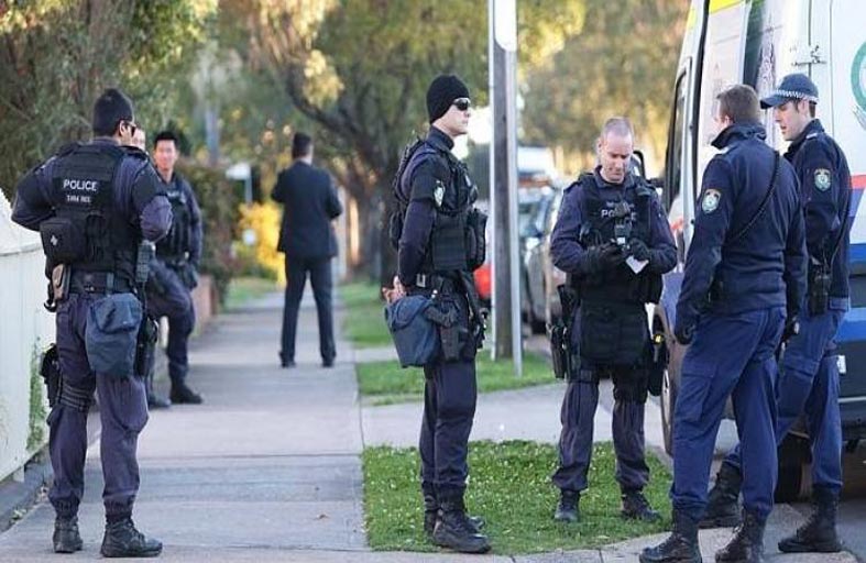 يعيش 15 عاما مع جثة لص حاول سرقته