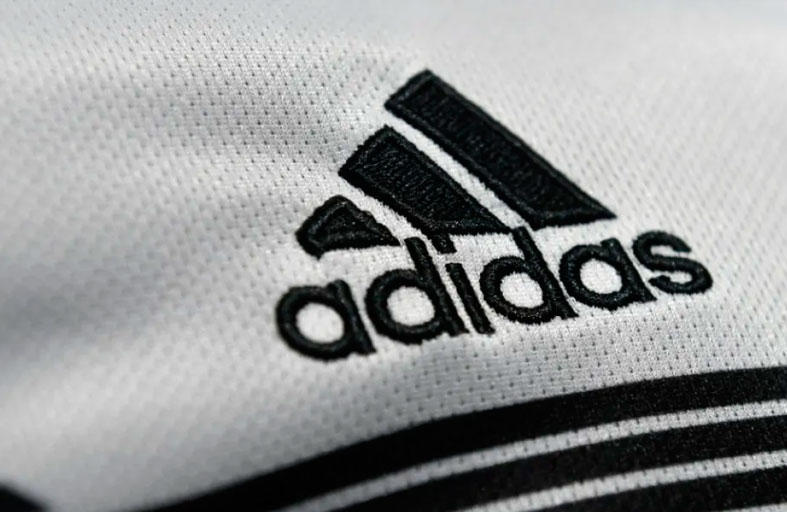 حرفيون مكسيكيون يتهمون «أديداس» بالاستحواذ الثقافي بسبب نسخ صنادل تقليدية 