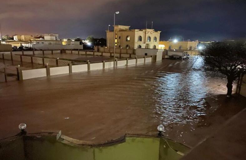 وادي نقب يتدفق ويهدد الفحلين ويتسبب في أضرار للمساكن 