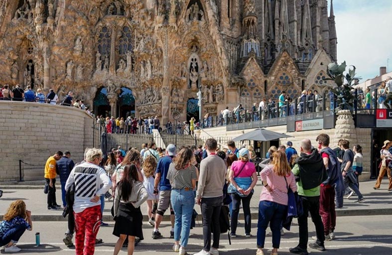 مدينة تضع غرامات على ملابس السياح