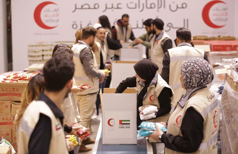 «الهلال الأحمر» ينظم فعالية لتعبئة وتجهيز المساعدات لسكان غزة في القاهرة