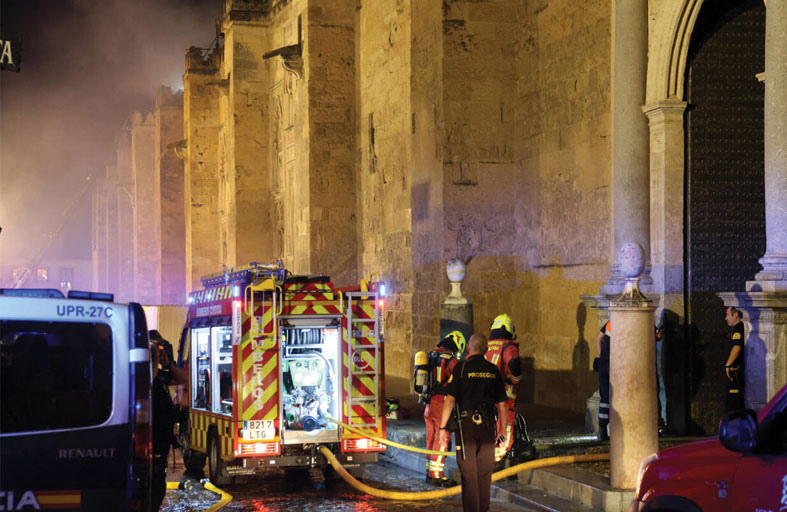 حريق يهدد أحد مواقع التراث العالمي في إسبانيا 