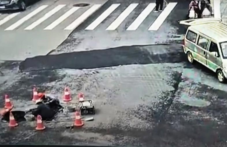 انفجار تحت الأرض يطيح بالمارة والسيارات 