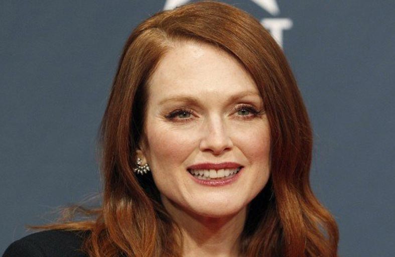 هـذا ســـر شــباب جوليــان مــور في عمــر الـ60