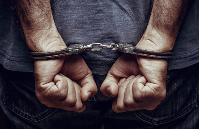 يُخدّر ويغتصب النساء ويوثّق جرائمه بالفيديو