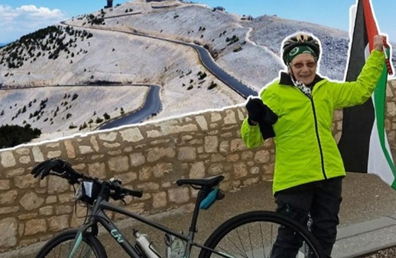 ثمانينية بريطانية تصعد جبلاً شاهقاً لأجل غزة