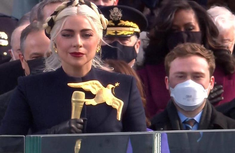 ليدي غاغا بحمامة سلام تسرق الأضواء