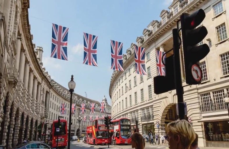 بريطانيا تبدأ تطبيق الحجر الصحي على القادمين إليها