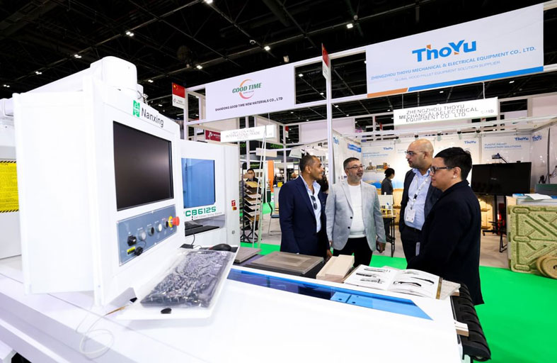 شركات عالمية تثني على فرص الأعمال في معرض الأخشاب