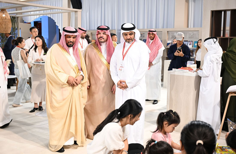 وفد سعودي يزور جناح الإمارات بمعرض بكين الدولي للكتاب