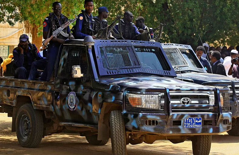 يقتل زوجته الحامل وابنه بشكل وحشي