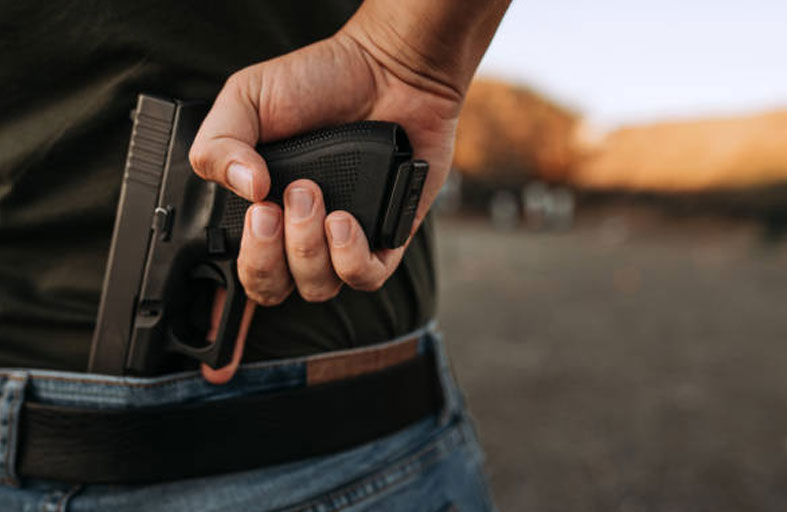 يعبث بسلاح فيقتل صديقه بالخطأ