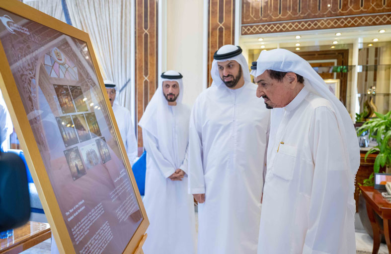 حميد النعيمي يتسلم طابعاً تذكارياً لمحمية الزوراء الطبيعية في عجمان