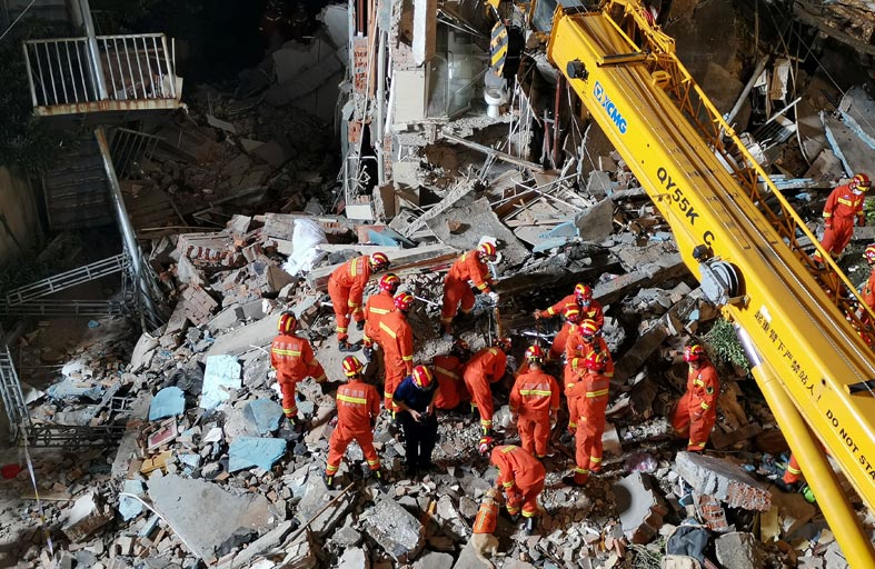 17 قتيلاً في انهيار فندق شرق الصين