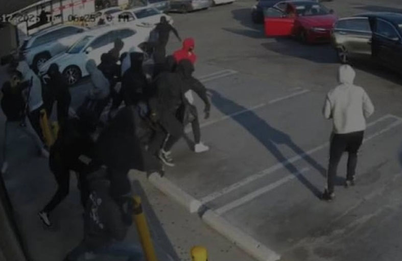 أردني يحبط محاولة سطو جماعي في كاليفورنيا