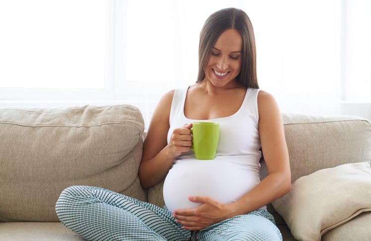 ما هي التأثيرات المحتملة لاستهلاك الكافيين أثناء الحمل على الطفل والأم؟