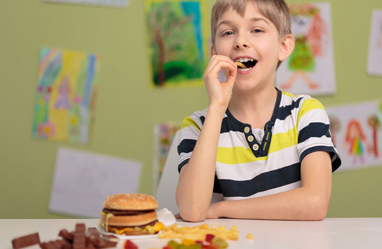 5 أسباب تجعل طفلك جائعاً طول الوقت .. ما هي ؟!