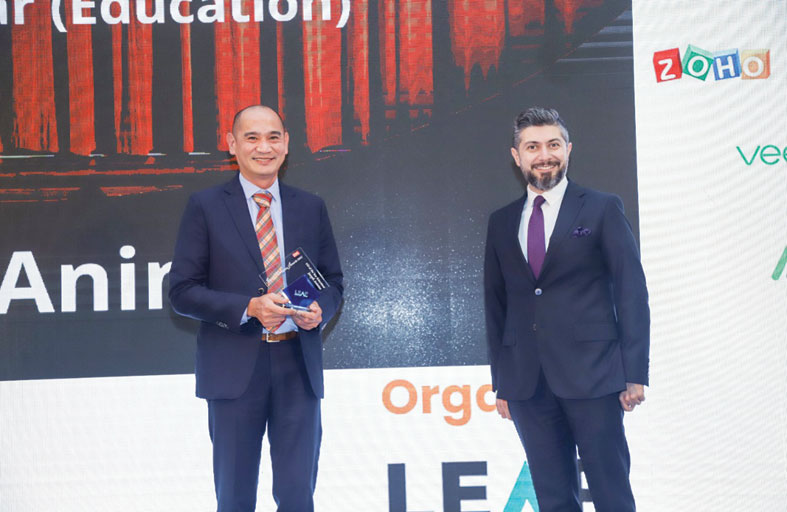 مدير إدارة تكنولوجيا المعلومات يحصل على جائزة أفضل رئيس قسم للمعلومات  عن فئة التعليم