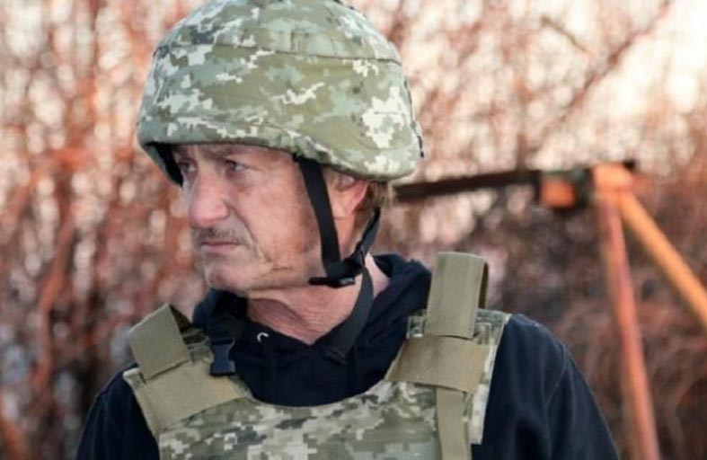 نجم هوليوود يفر من أوكرانيا سيراً على الأقدام 