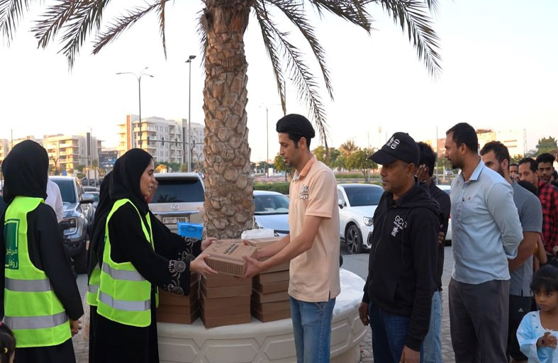 مِن خير روادنا توزع 4074 وجبة إفطار صائم في الشارقة