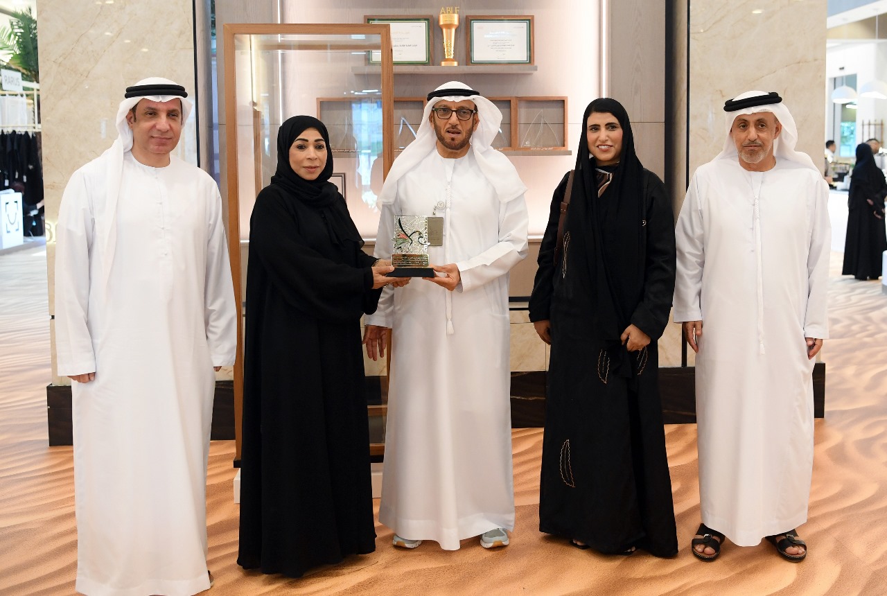 وفد من جمعية الصحفيين الإماراتية يزور الإدارة العامة للإقامة وشؤون الأجانب بدبي 