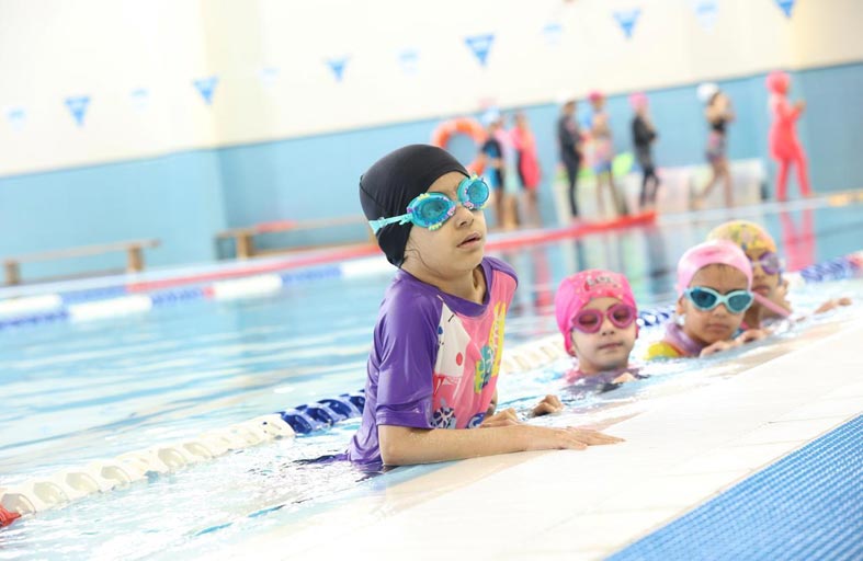 أطفال الشارقة تطلق مشروع المسبح الاحترافي