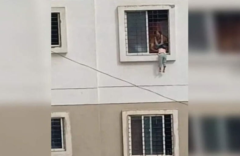 طفلة معلّقة في نافذة 15 دقيقة
