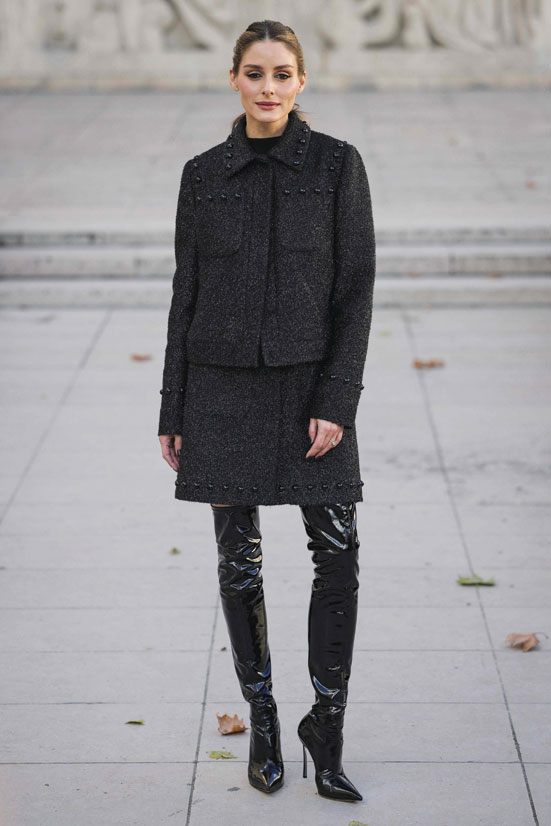 الممثلة الأمريكية أوليفيا باليرمو خلال جلسة تصوير قبل عرض تصميم إيلي صعب لمجموعة ربيع وصيف 2026 ضمن أسبوع الموضة في باريس. ا ف ب