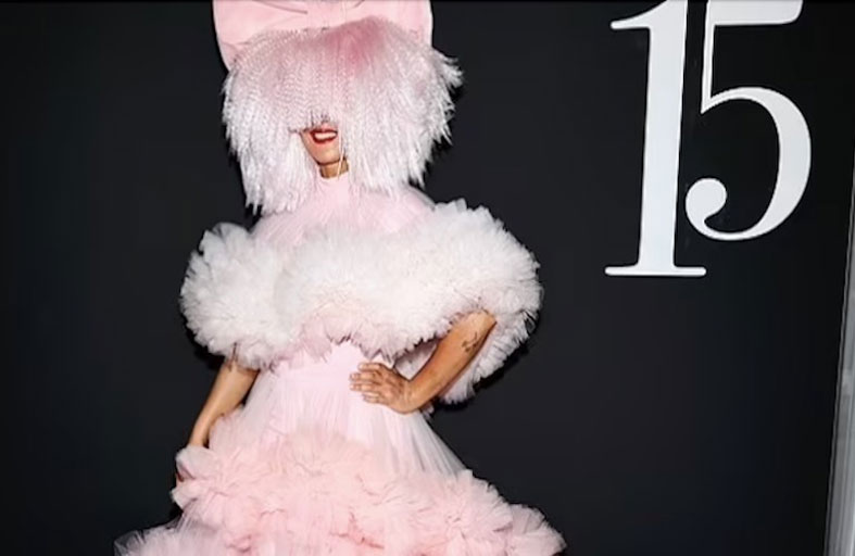 ظهور مدهش لنجمة البوب «سيا» في نيويورك للموضة