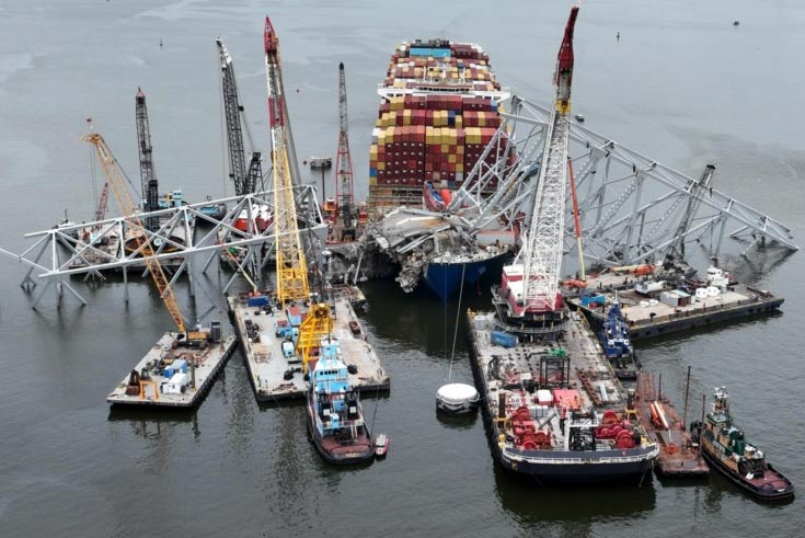 انهيار جسر «يسجن» طاقم سفينة في الماء 55 يوماً