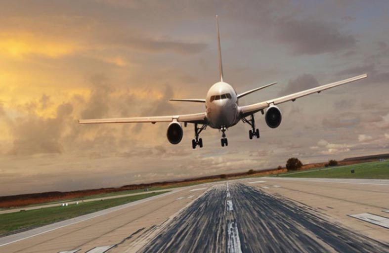 ارتكب فعلا فاضحا بالكمامة.. فطُرد من الطائرة