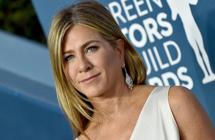 جينيفر أنيستون بملابس غريبة للغاية