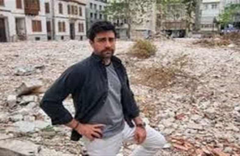 ممثل شهير يهدم مدرسته انتقامًا من معلميه