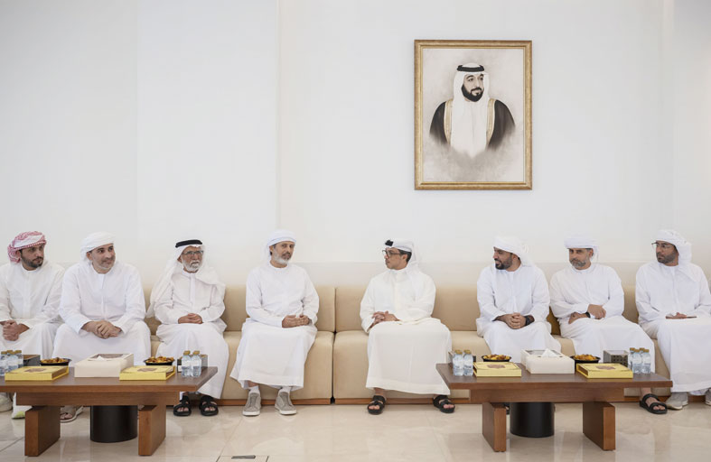 منصور بن زايد يعزي في وفاة صالح مبارك بن صنيف المنهالي