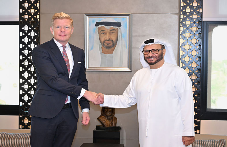 أنور قرقاش يلتقي المبعوث الأممي إلى اليمن