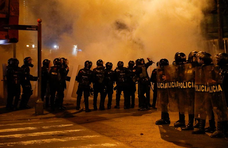 آلاف المحتجين يتظاهرون في العاصمة البيروفية 