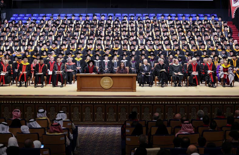 بدور القاسمي تشهد حفل تخريج 670 طالباً وطالبة من أمريكية الشارقة