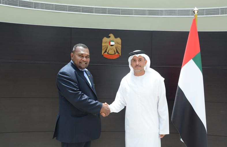 مدير مكتب «الخارجية» في دبي يتسلم البراءة القنصلية لقنصل عام جمهورية فانواتو