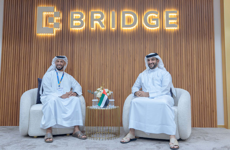 سلطان بن أحمد القاسمي يزور فعاليات قمة «بريدج 2025» في أبوظبي