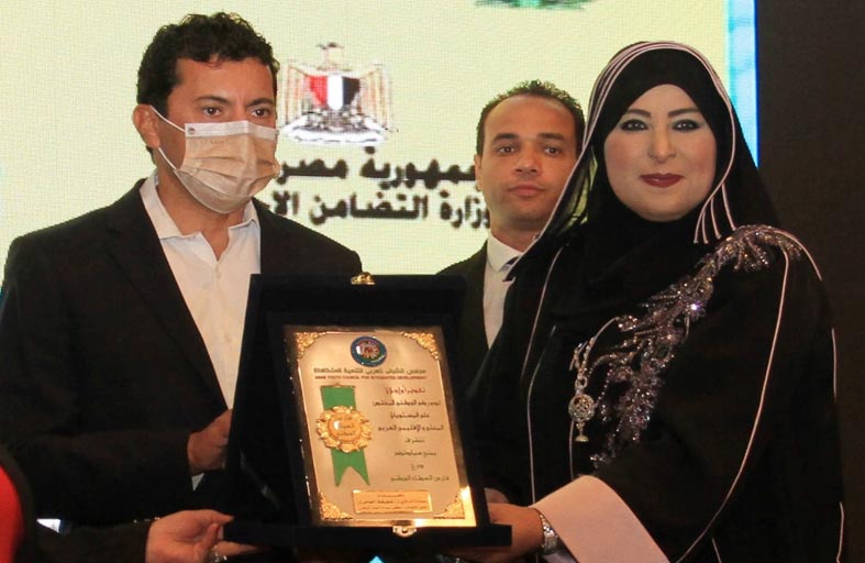 وزير الشباب والرياضة المصري يكرّم الإماراتية الدكتورة شفيقة العامري بدرع فارس العطاء الوطني 