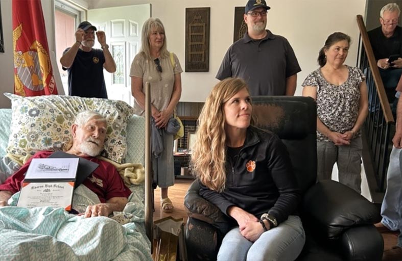 تسعيني ينال شهادته الثانوية على فراش الموت