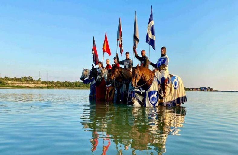 جزيرة تنشر فرساناً لتسليط الضوء على التباعد الاجتماعي