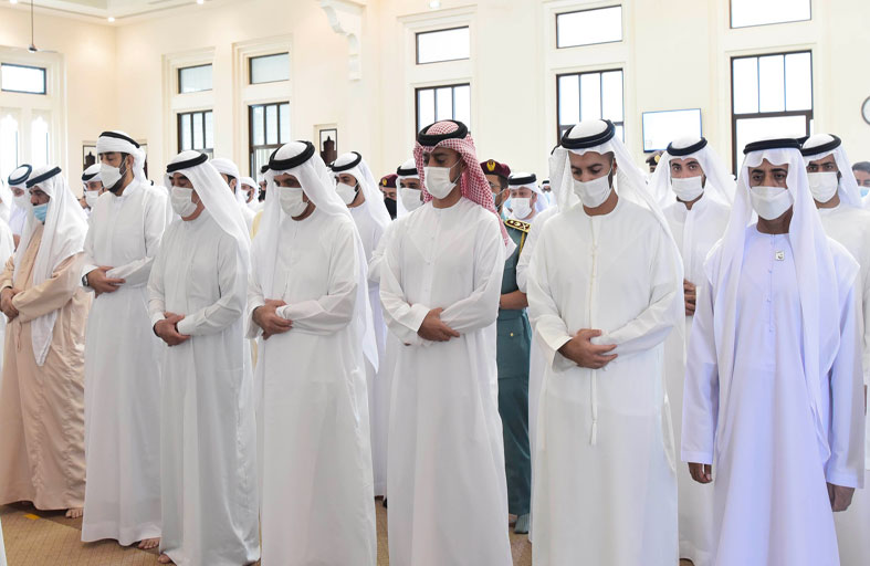 حاكما أم القيوين ورأس الخيمة يؤديان صلاة الجنازة على جثمان الشيخة شمسة بنت ماجد