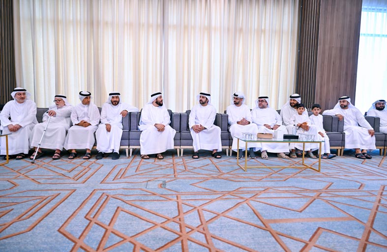 حمدان بن محمد يقدّم واجب العزاء في وفاة محمد علي سلطان العلماء