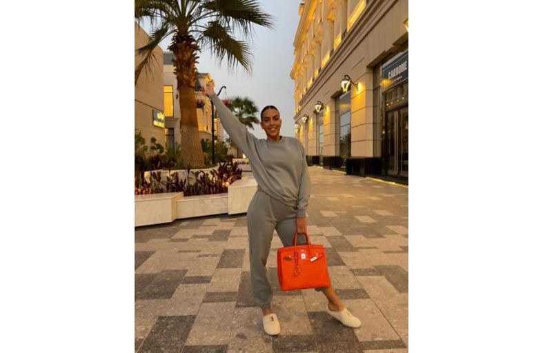 جورجينا تتنزه في شوارع الرياض بالبيجاما وحذاء البيت