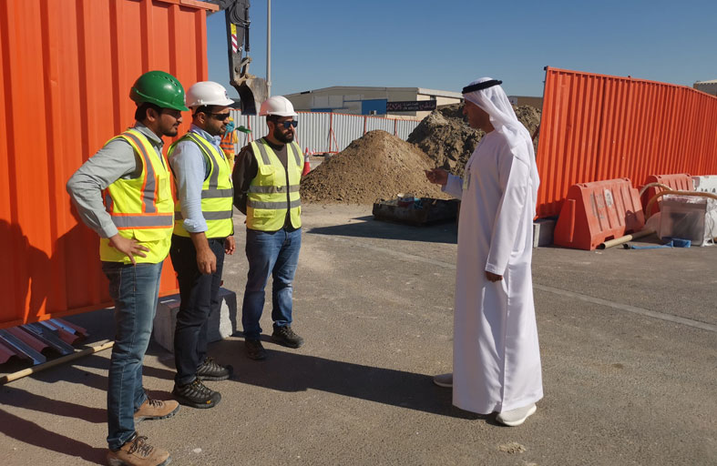 بلدية مدينة أبوظبي تنفذ حملة تفتيشية على الأسوار المؤقتة بالمواقع الإنشائية في مصفح