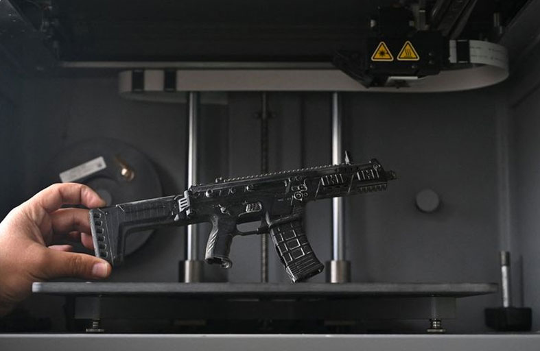 كولومبيا تصمّم بندقية هجومية تغنيها عن شراء الأسلحة من إسرائيل 