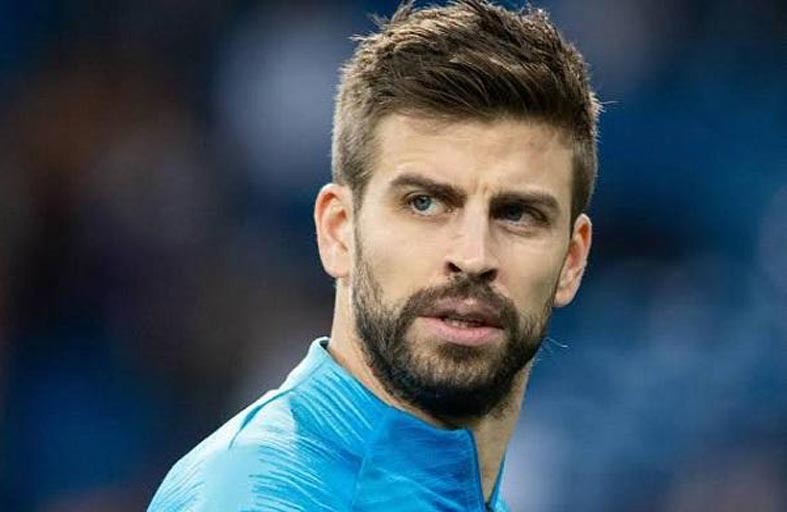 بيكيه الغاضب ينفجر في وجه مصور