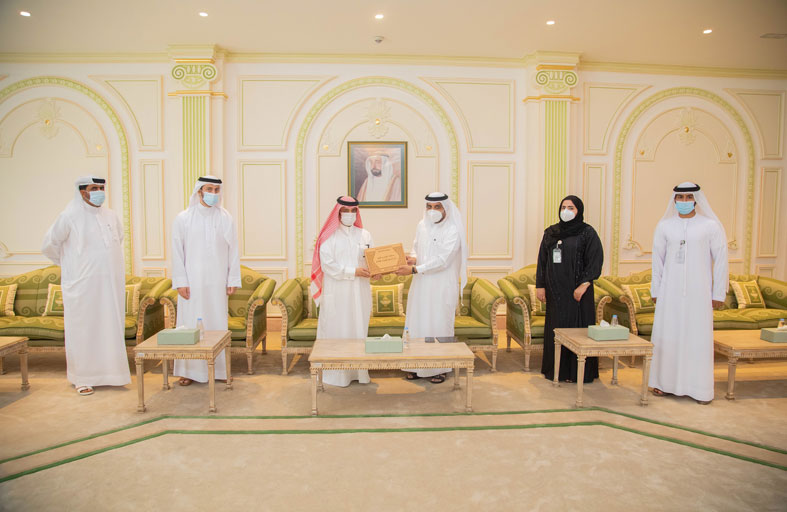 مالية الشارقة المركزية تُفعّل تطبيق الاعتماد الذكي في الديوان الأميري